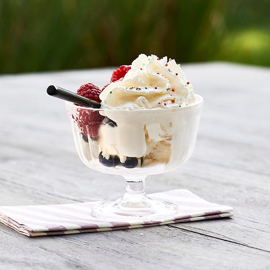 Coupe de crème glacée au bord de la piscine RM